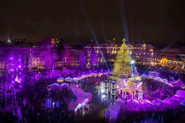 Рождественская елка зажигается во время церемонии освещения на Соборной площади в Вильнюсе. - Sputnik Грузия