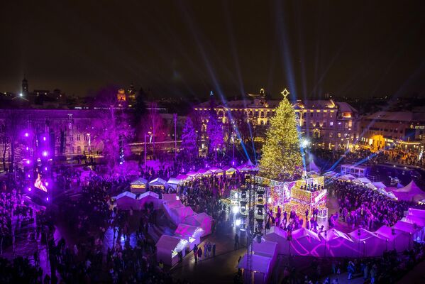 Рождественская елка зажигается во время церемонии освещения на Соборной площади в Вильнюсе. - Sputnik Грузия