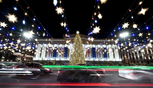 А главная новогодняя елка страны установлена у здания парламента Грузии на проспекте Руставели. - Sputnik Грузия