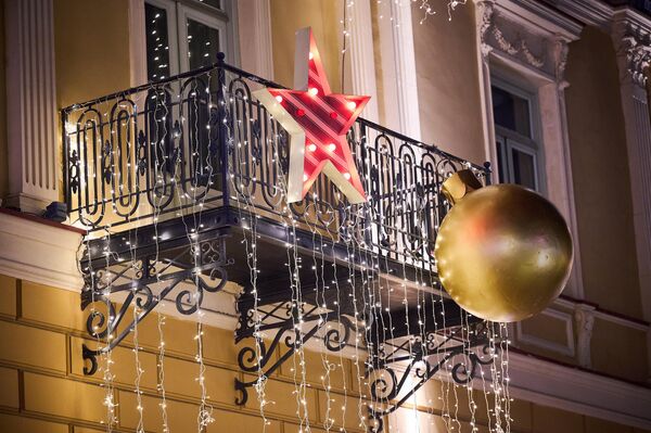 Дома в центре Тбилиси тоже украшены новогодней иллюминацией. - Sputnik Грузия