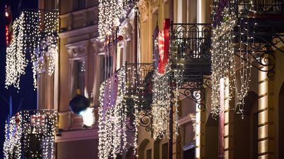 Новогодние украшения и иллюминация. Рождественский базар на улице Атонели