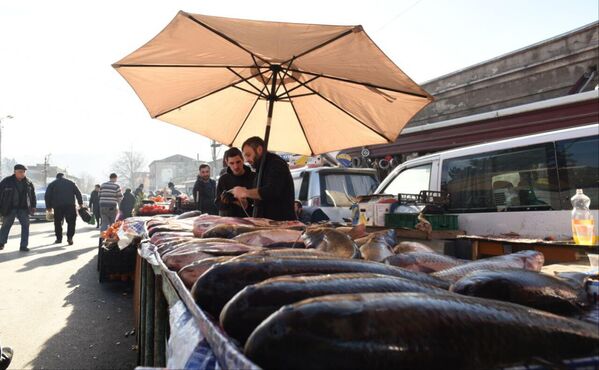 Не остается без внимания и рыба. На грузинском праздничном столе традиционно присутствуют и блюда из рыбы. - Sputnik Грузия