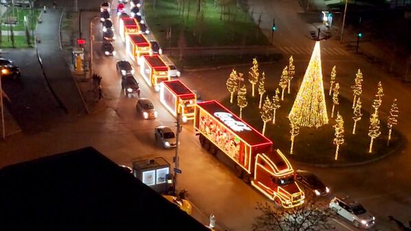 Новогодний праздничный поезд из грузовиков Coca Cola. Он проезжает по всем улицам столицы Грузии и разным городам страны. - Sputnik Грузия