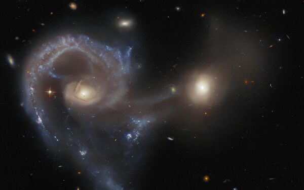 Небесный объект Arp 107, состоящий из пары галактик, находящихся в процессе столкновения. - Sputnik Грузия