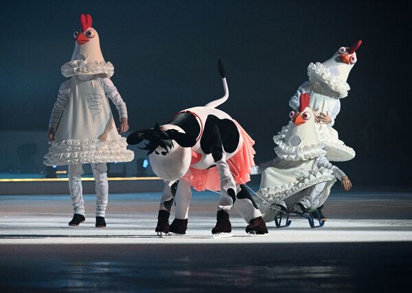 Артисты в сцене из ледового спектакля Корова на льду на малой спортивной арене  Лужники в Москве - Sputnik Грузия