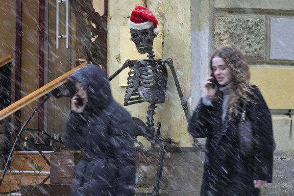 Женщины проходят мимо железного скелета в Санкт-Петербурге. - Sputnik Грузия