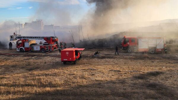 Крупный пожар в Тбилиси: как тушили склад пластиковых изделий - фото