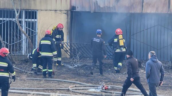 რუსთავში პლასტიკის საწყობი იწვის