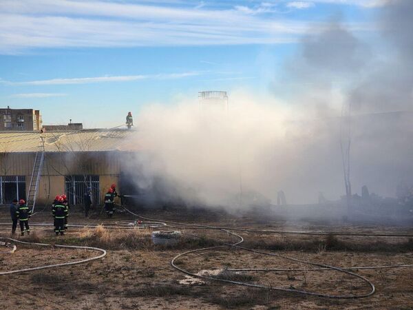 Пожар возник на складе пластиковых изделий в районе Варкетили на окраине Тбилиси. - Sputnik Грузия