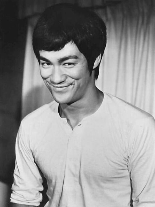 Легендарный мастер боевых искусств и актер кино Брюс Ли родился 27 ноября 1940 года.  - Sputnik Грузия