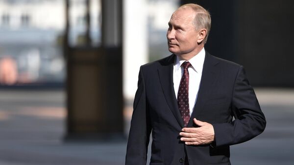 Президент РФ Владимир Путин перед голосованием на выборах депутатов в Московскую городскую Думу - Sputnik Грузия