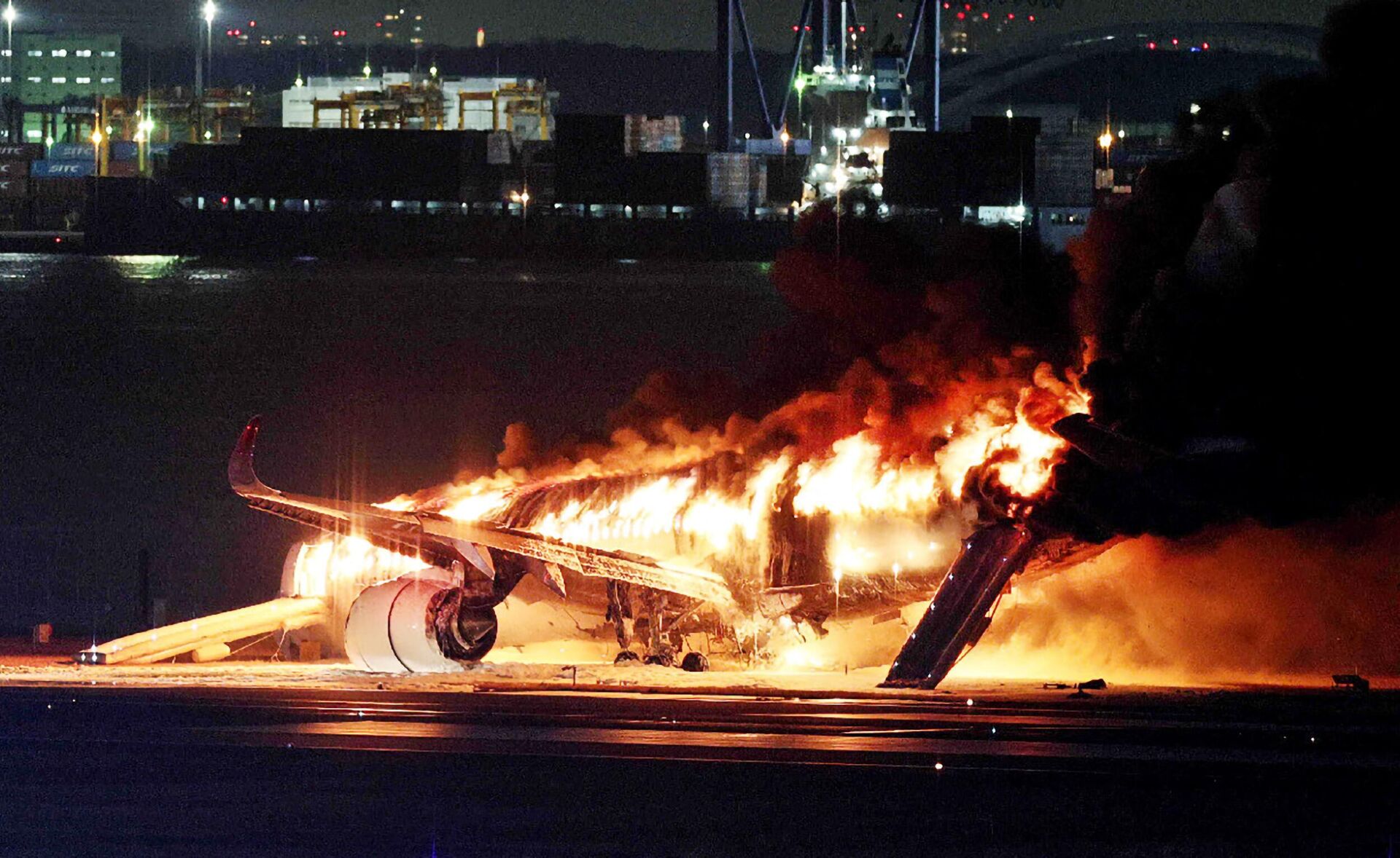 Самолет загорелся при посадке в аэропорту Токио - Sputnik Грузия, 1920, 02.01.2024