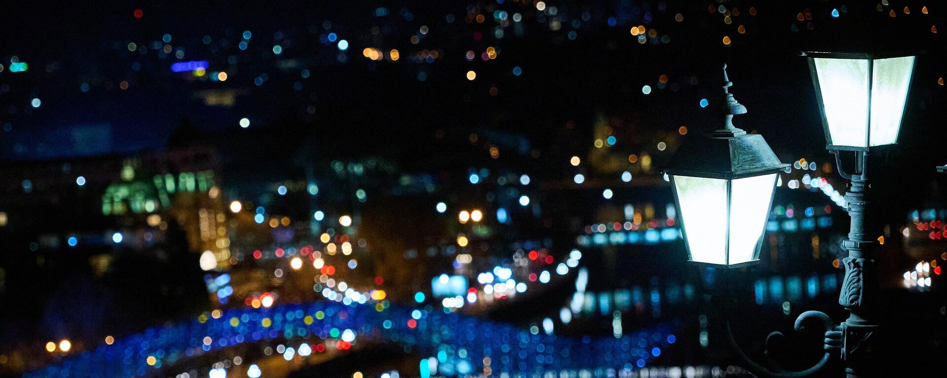 Вид на город Тбилиси в новогоднюю ночь. Фонари на улице - Sputnik Грузия, 1920, 01.11.2025