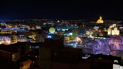 Вид на город Тбилиси в новогоднюю ночь