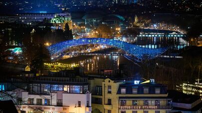 Вид на город Тбилиси в новогоднюю ночь