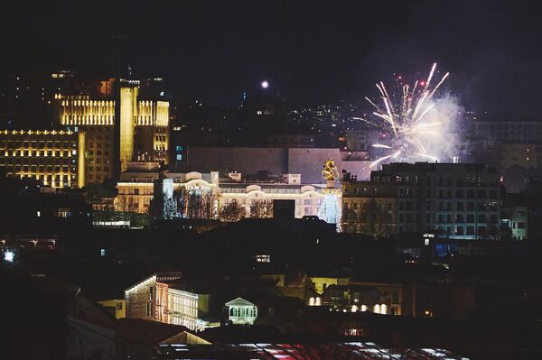 Люди радовались и веселились, отмечая Новый год. - Sputnik Грузия