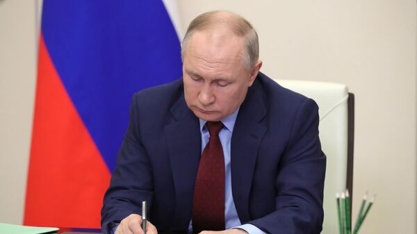 Президент России Владимир Путин подписывает документ - Sputnik Грузия