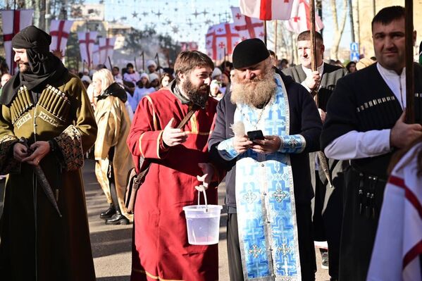 В шествии принимают участие и представители духовенства. Они произносят молитвы, несут флаги. - Sputnik Грузия