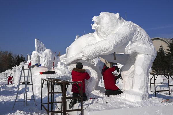 На протяжении последних трех десятков лет здесь было установлено несколько рекордов Гиннесса, среди которых гигантские ледяные скульптуры. - Sputnik Грузия