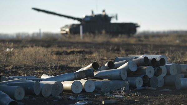 Боевая стрельба модернизированного танка Т-62 ВС РФ в зоне спецоперации - Sputnik Грузия