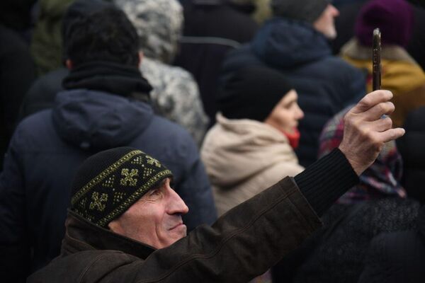 Участников акции у парламента было несколько тысяч человек.  - Sputnik Грузия