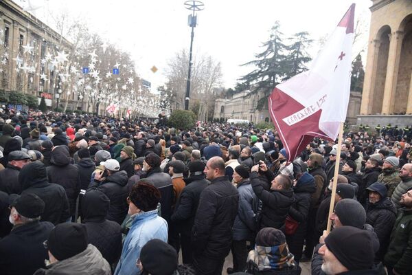 Митинг из нескольких тысяч защитников православных ценностей собрался у парламента Грузии. - Sputnik Грузия