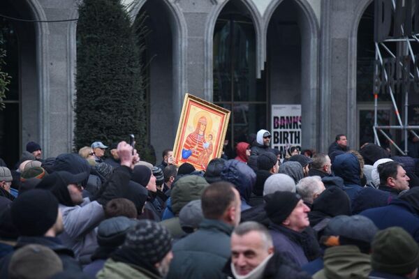 Икону облили краской, что привело к протестам среди верующих. - Sputnik Грузия