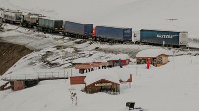 Очередь из грузовых фур на Военно-грузинской дороге