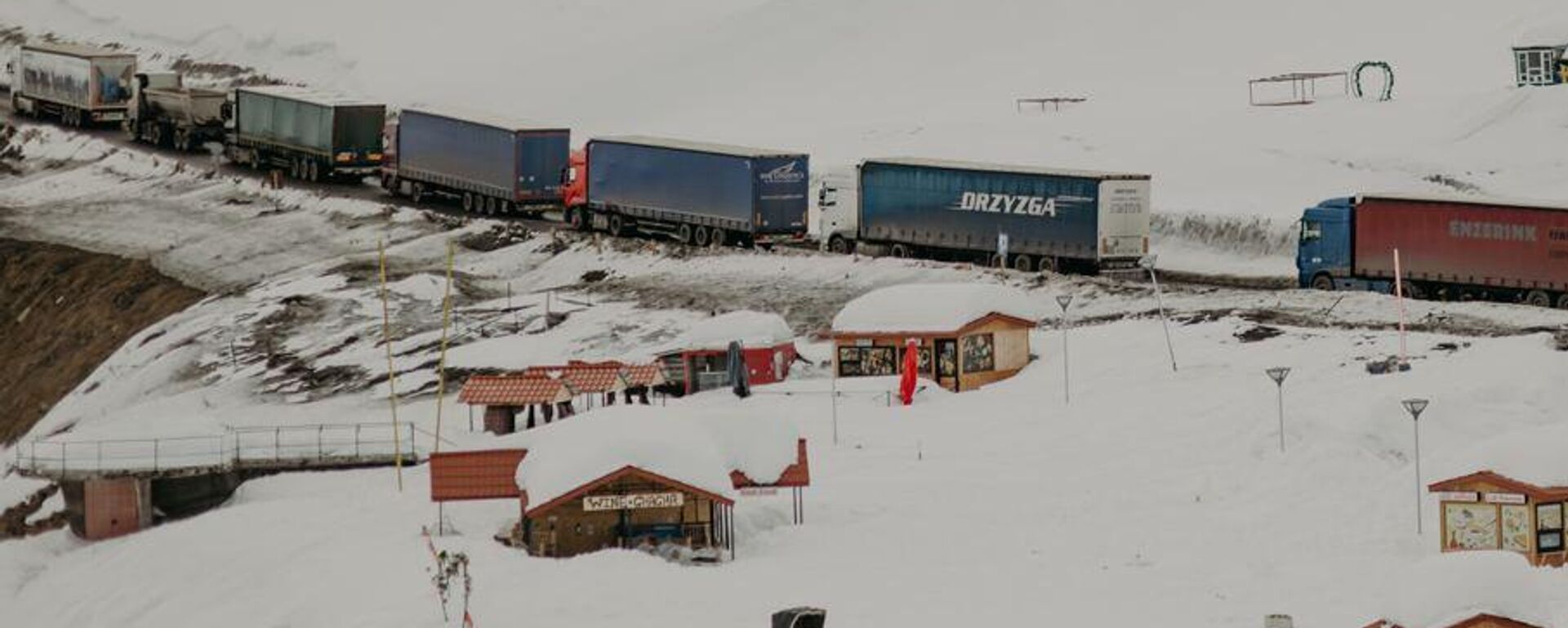 Очередь из грузовых фур на Военно-грузинской дороге - Sputnik Грузия, 1920, 23.04.2026