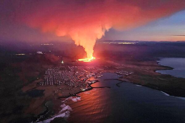 Извержение вулкана началось на полуострове Рейкьянес в Исландии в минувшее воскресенье. - Sputnik Грузия