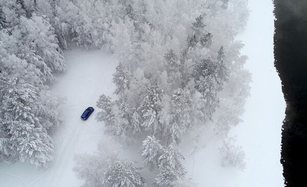 ავტომობილი თოვლიან ტყეში, კრასნოიარსკი - Sputnik საქართველო