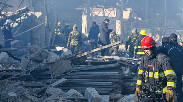Пожарные работают на месте пожара в мебельном цехе в Баку. - Sputnik Грузия