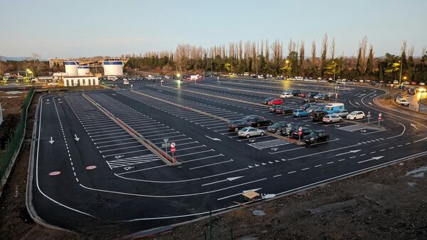 Новая автомобильная парковка, рассчитанная на 500 мест, обустроена в международном аэропорту Кутаиси - Sputnik Грузия