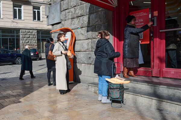 Вот так легко одеты тбилисцы в середине января. На фото – очередь в один из местных банков.  - Sputnik Грузия