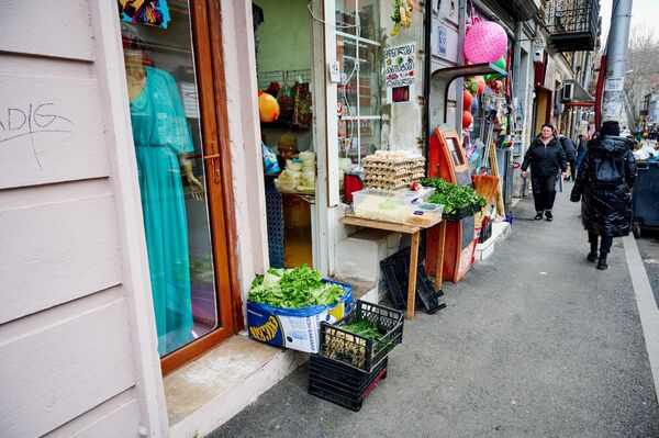 Пожилые тбилисцы заняты покупками. В такую погоду многие магазины в старом городе выставляют товары на прилавках прямо на улице. - Sputnik Грузия