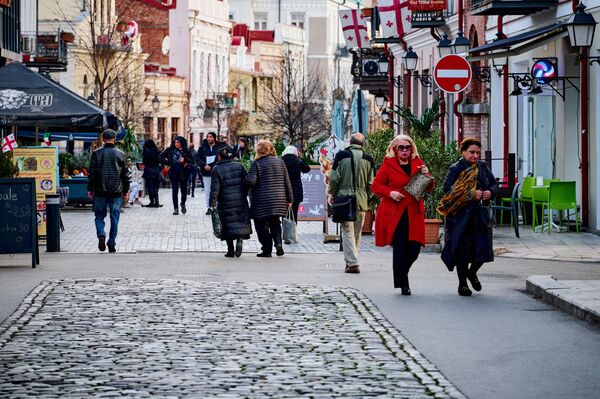 Днем люди выходят на улицы, многие просто гуляют в выходные, ведь на улице тепло.  - Sputnik Грузия