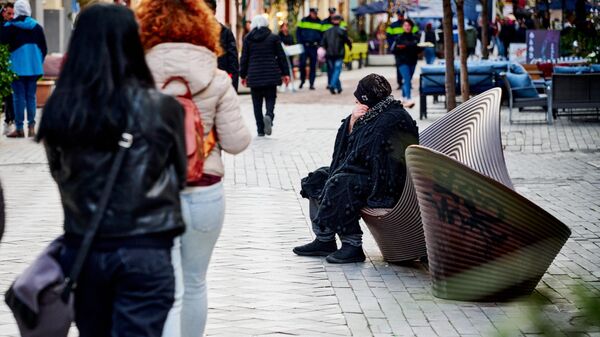Женщина нищая просит подаяния на улице в центре города - Sputnik Грузия