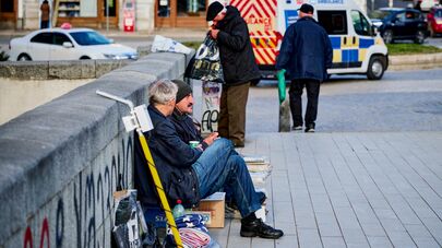 Прохожие на площади Саарбрюкена 