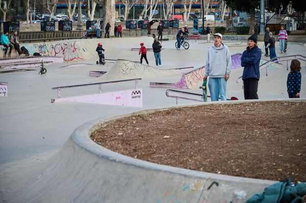 Много молодежи и на скейт-площадке в парке Дэда Эна на тбилисской набережной.  - Sputnik Грузия