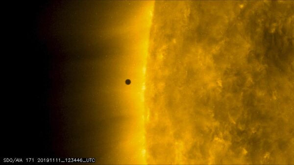 Меркурий, проходящий между Землей и Солнцем - Sputnik Грузия