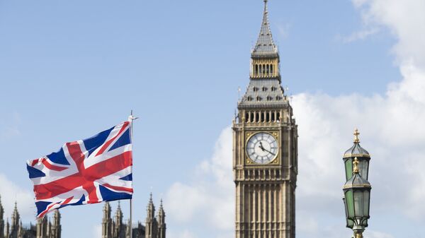 Флаг Великобритании на фоне Вестминстерского дворца в Лондоне - Sputnik Грузия