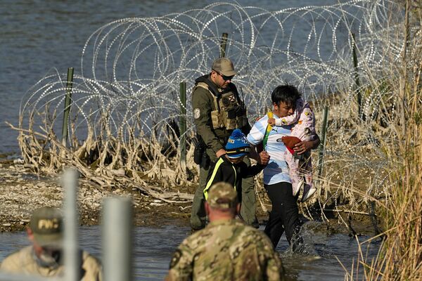 Мигранты, задержанные властями на границе Техаса и Мексики. - Sputnik Грузия
