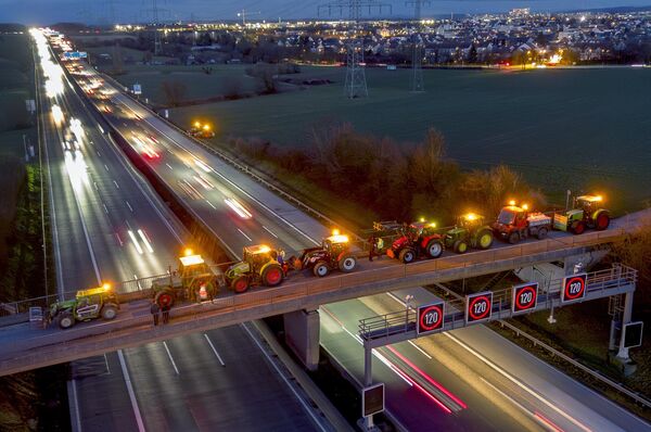 Тракторы фермеров на небольшом мосту через шоссе во Франкфурте, Германия. - Sputnik Грузия