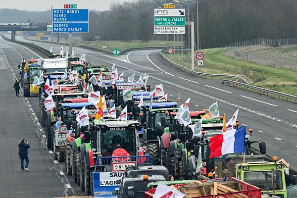 Фермеры блокируют своими тракторами шоссе А4 недалеко от Жоссиньи к востоку от Парижа. - Sputnik Грузия