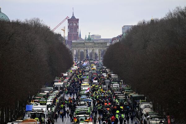 Тракторы и грузовики перед Бранденбургскими воротами в Берлине, Германия. - Sputnik Грузия
