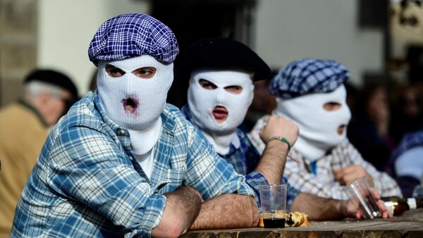 Мужчины в масках принимают участие в традиционном карнавале в Итурене, Испания - Sputnik Грузия