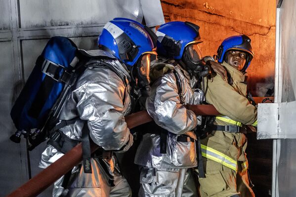 Пожарные тушат огонь на газозаправочном предприятии в Найроби. - Sputnik Грузия
