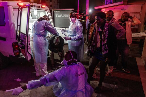 Медицинские работники оказывают помощь пострадавшим в результате взрыва. - Sputnik Грузия