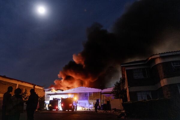 Пожарные тушат огонь после серии взрывов в районе Эмбакаси в Найроби. - Sputnik Грузия