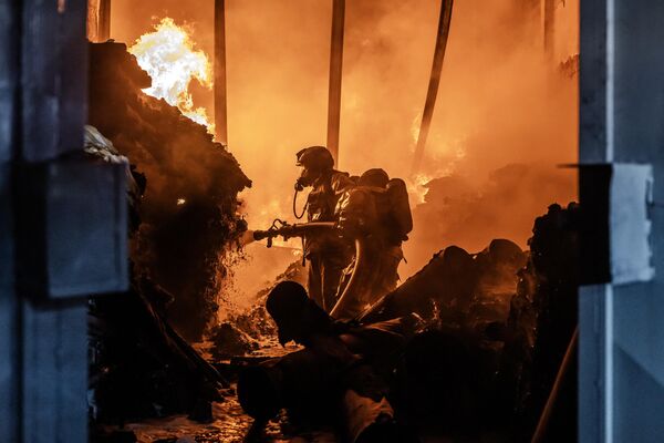 Пожарные тушат огонь после серии взрывов в районе Эмбакаси в Найроби. - Sputnik Грузия